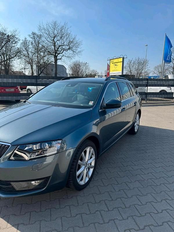 Gebraucht Skoda Octavia Elegance 150 PS (110 kW) 2015 Grau Kleinwagen