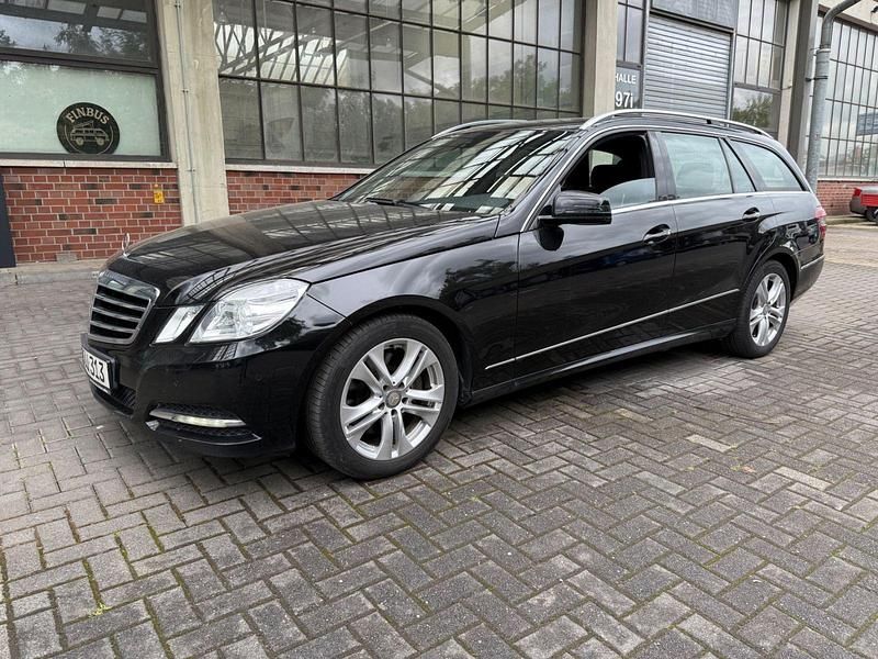 Schwarz Gebraucht 2012 Mercedes E300 Avantgarde Kombi | 10.860 € (Guter Preis) - Bild 1/4