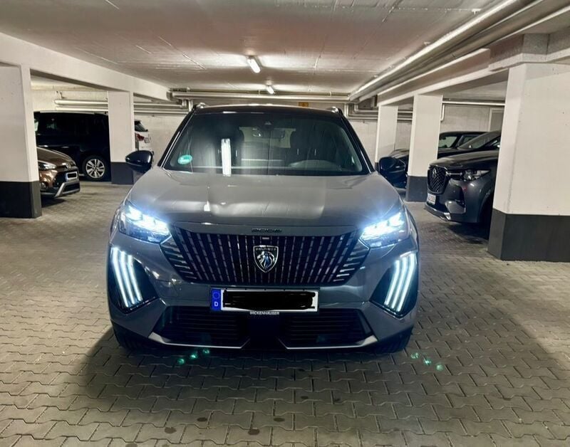 Grau Gebraucht 2023 Peugeot e-2008 GT SUV | 23.990 € - Bild 1/4