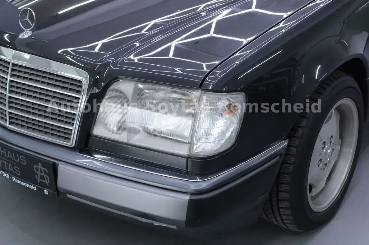 Gebraucht Mercedes 220 150 PS (110 kW) 1993 Schwarz Coupé