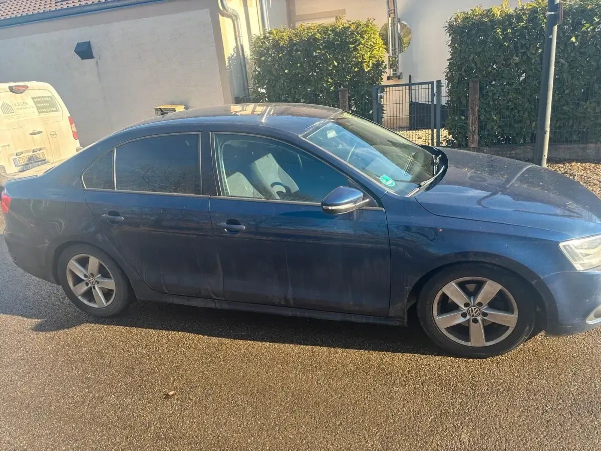Gebraucht VW Jetta 105 PS (77 kW) 2011 Blau Limousine