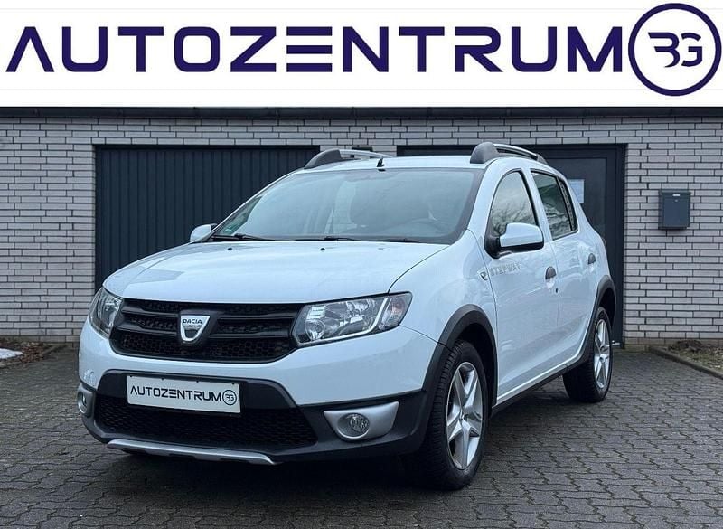 Weiß Gebraucht 2015 Dacia Sandero Stepway Ambiance Limousine | 6.990 € (Fairer Preis) - Bild 1/4
