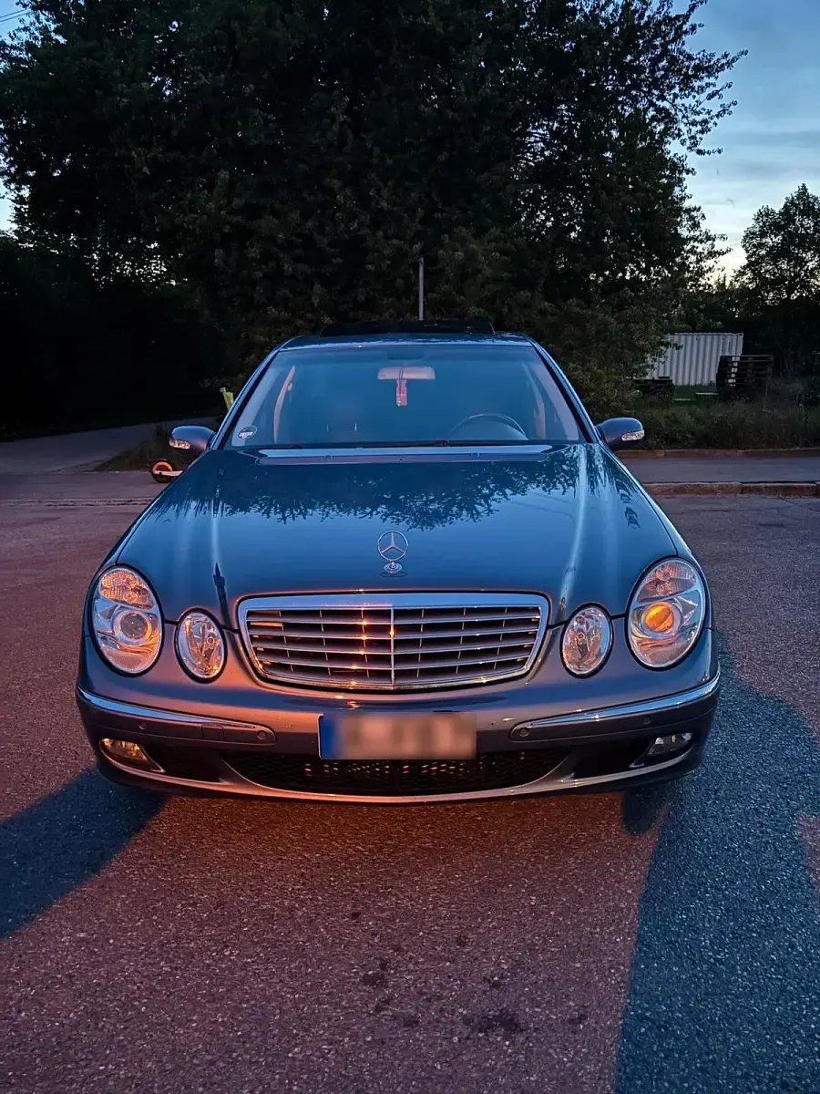 Gebraucht Mercedes E240 177 PS (130 kW) 2005 Blau Limousine