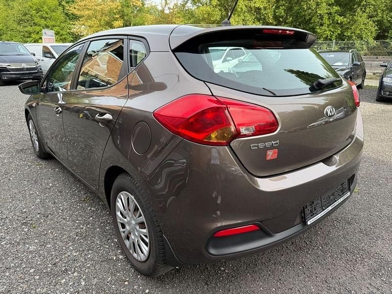 Gebraucht Kia Ceed 135 PS (99 kW) 2013 Braun Kleinwagen