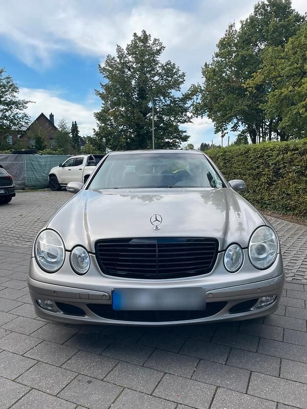 Grau Gebraucht 2004 Mercedes E280 Limousine | 7.500 € (Etwas zu teuer) - Bild 1/4