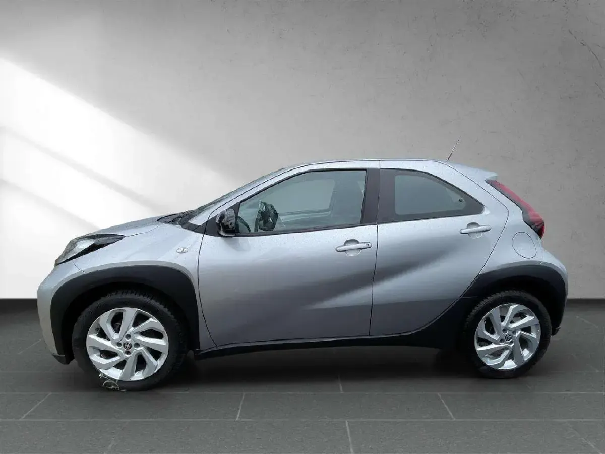 Gebraucht Toyota Aygo X X-play 72 PS (52 kW) 2022 Shimmering silver metallic SUV