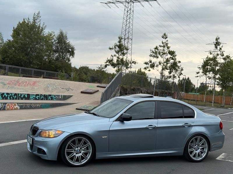Blau Gebraucht 2010 BMW 330 M Sport Limousine | 8.950 € (Fairer Preis) - Bild 1/4