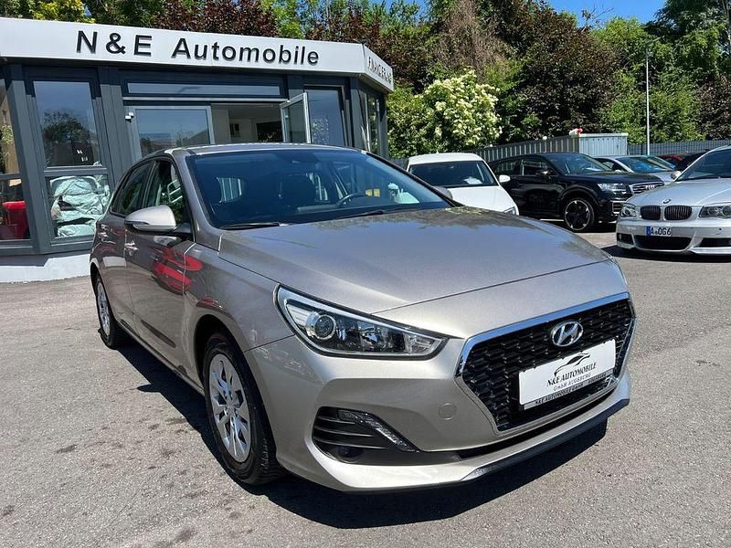 Weiß Gebraucht 2019 Hyundai i30 Limousine | 12.490 € (Superpreis) - Bild 1/4