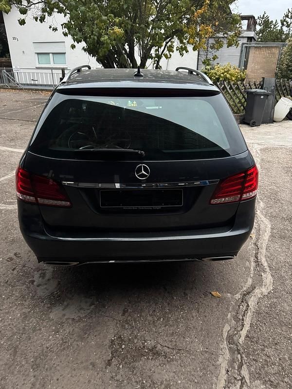 Gebraucht Mercedes E220 170 PS (125 kW) 2015 Blau Kombi