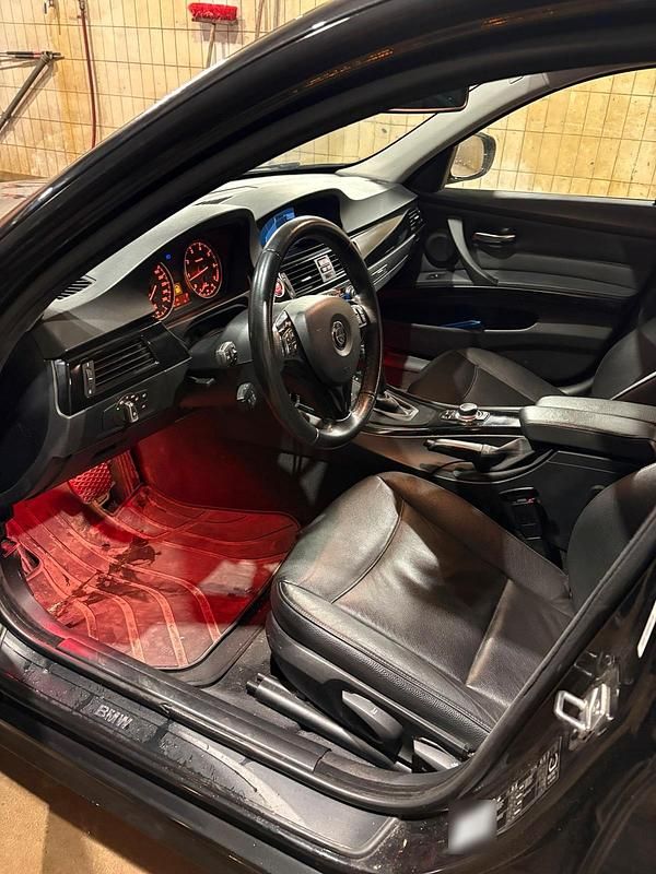 Gebraucht BMW 318 143 PS (105 kW) 2009 Schwarz Kombi