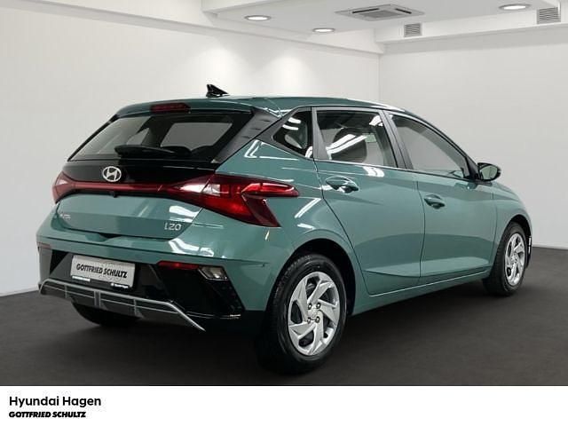 Gebraucht Hyundai i20 Select 101 PS (74 kW) 2025 Mangrove green / mic Kleinwagen