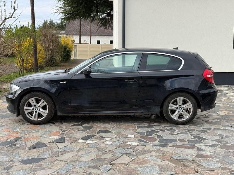 Gebraucht BMW 116 121 PS (88 kW) 2008 Schwarz Kleinwagen
