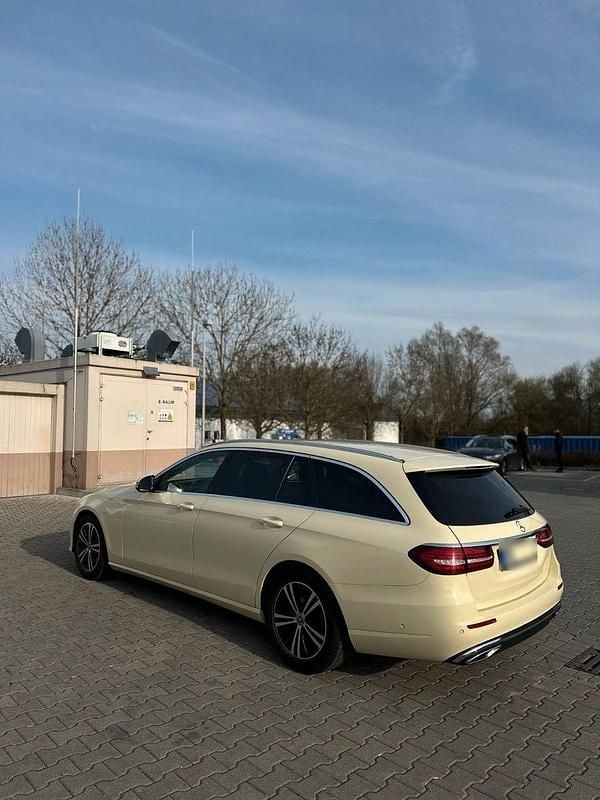 Gebraucht Mercedes E220 194 PS (142 kW) 2021 Kombi