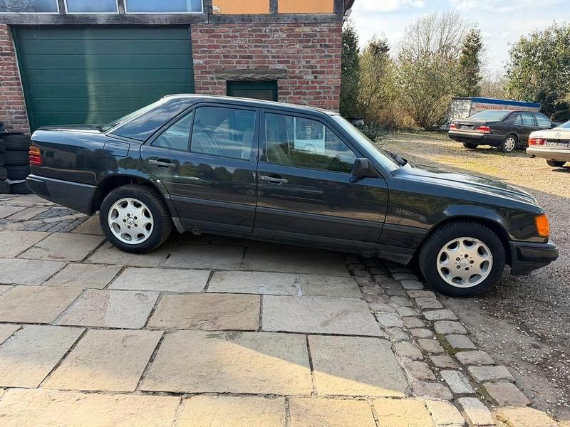 Gebraucht Mercedes 200 72 PS (52 kW) 1986 Schwarz Limousine