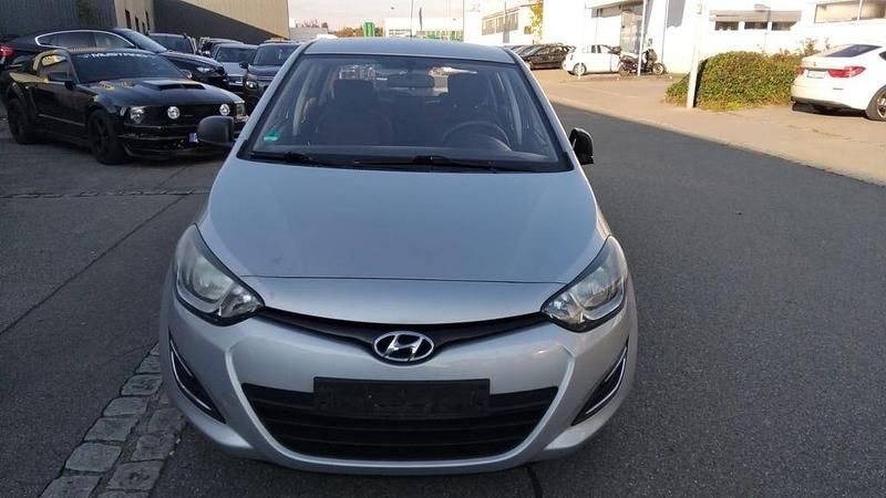 Silber Gebraucht 2014 Hyundai i20 Classic Limousine | 2.999 € (Superpreis) - Bild 1/4