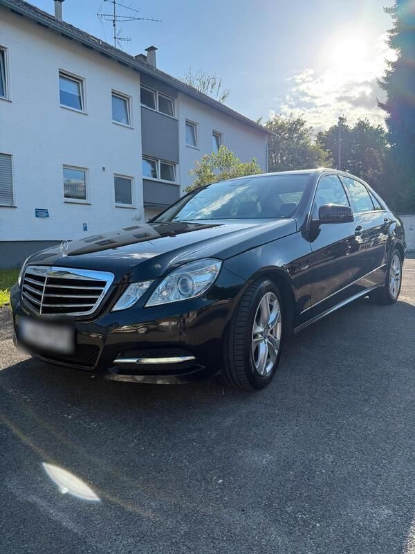 Schwarz Gebraucht 2011 Mercedes E250 Avantgarde Limousine | 9.799 € (Fairer Preis) - Bild 1/4