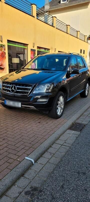 Schwarz Gebraucht 2011 Mercedes ML300 Edition SUV | 9.999 € (Fairer Preis) - Bild 1/4