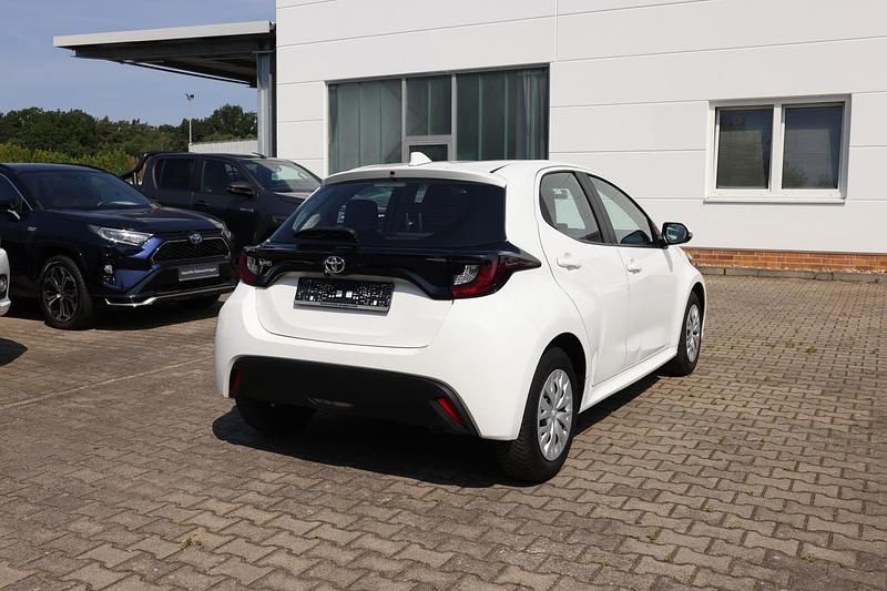 Gebraucht Toyota Yaris Basis 72 PS (52 kW) 2022 Weiß Limousine