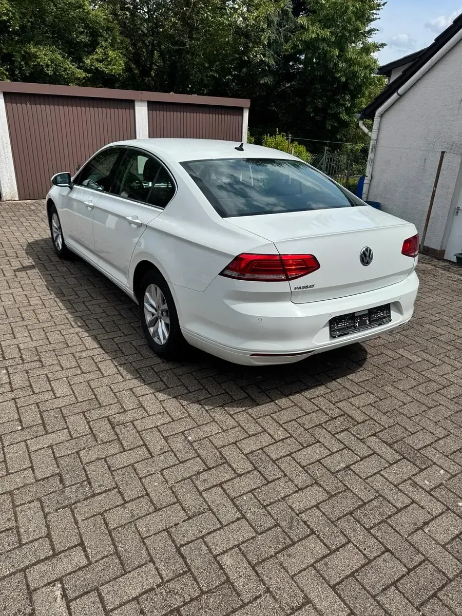 Gebraucht VW Passat Comfortline 150 PS (110 kW) 2018 Weiß Limousine