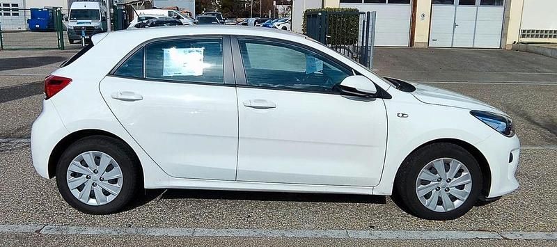 Gebraucht Kia Rio Edition 7 84 PS (61 kW) 2018 Weiß Limousine
