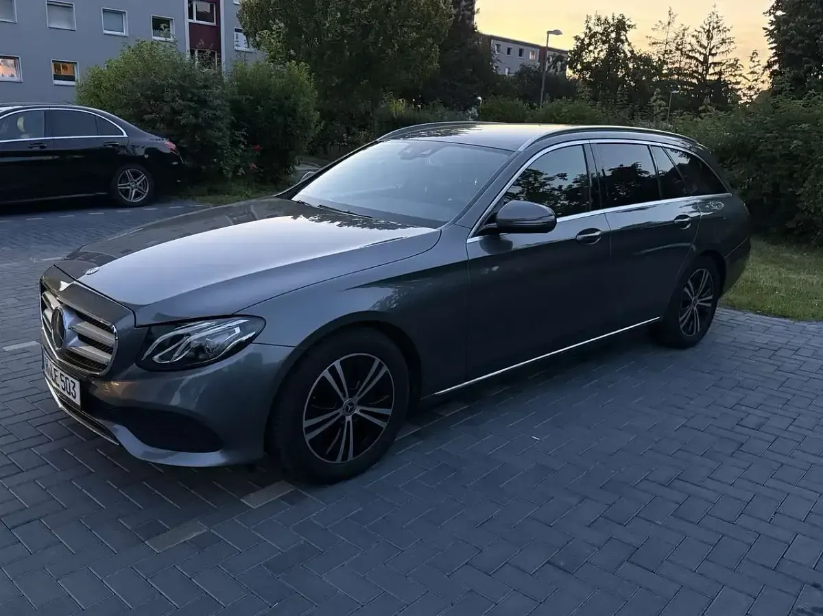 Gebraucht Mercedes E220 Avantgarde 194 PS (142 kW) 2018 Grau Limousine