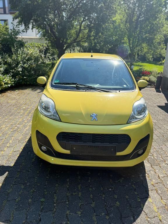 Gelb Gebraucht 2012 Peugeot 107 Access Kleinwagen | 2.999 € (Fairer Preis) - Bild 1/4
