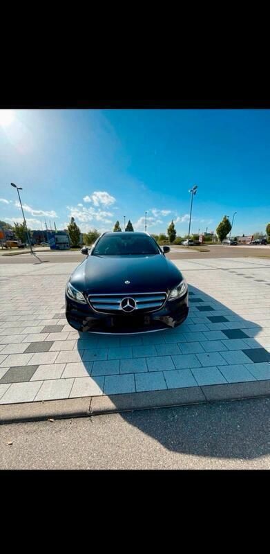 Schwarz Gebraucht 2019 Mercedes E220 AMG line Kombi | 26.200 € (Fairer Preis) - Bild 1/4