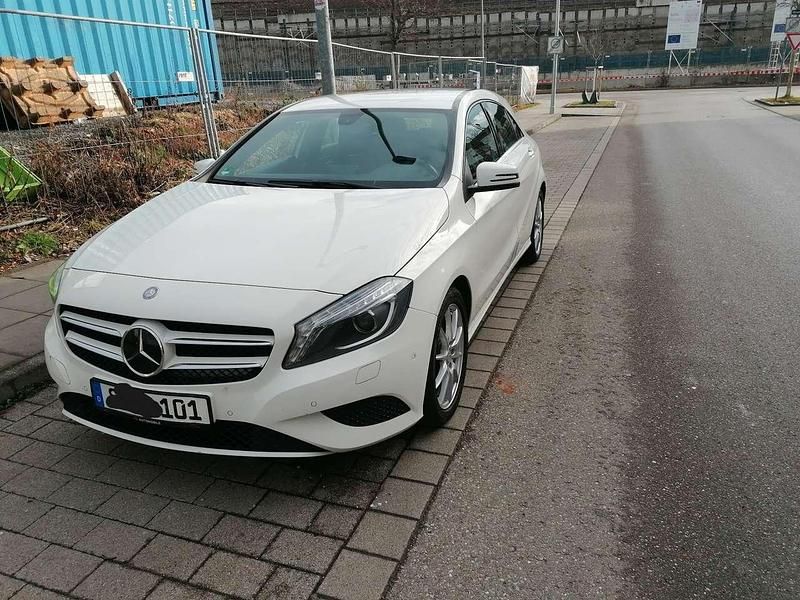 Gebraucht Mercedes A180 122 PS (89 kW) 2015 Weiß Kleinwagen