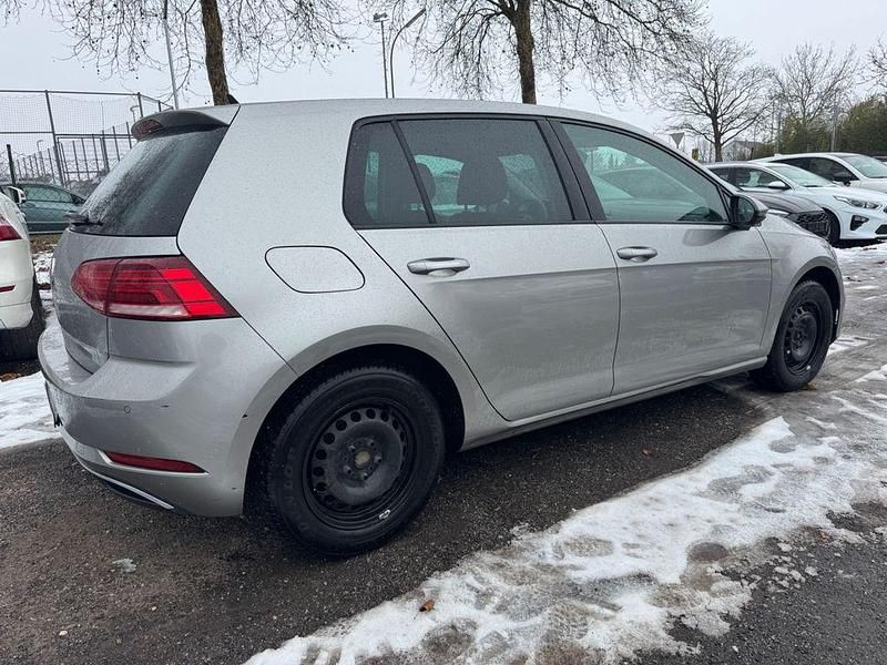Gebraucht VW Golf VII Comfortline 110 PS (80 kW) 2017 Silber Limousine
