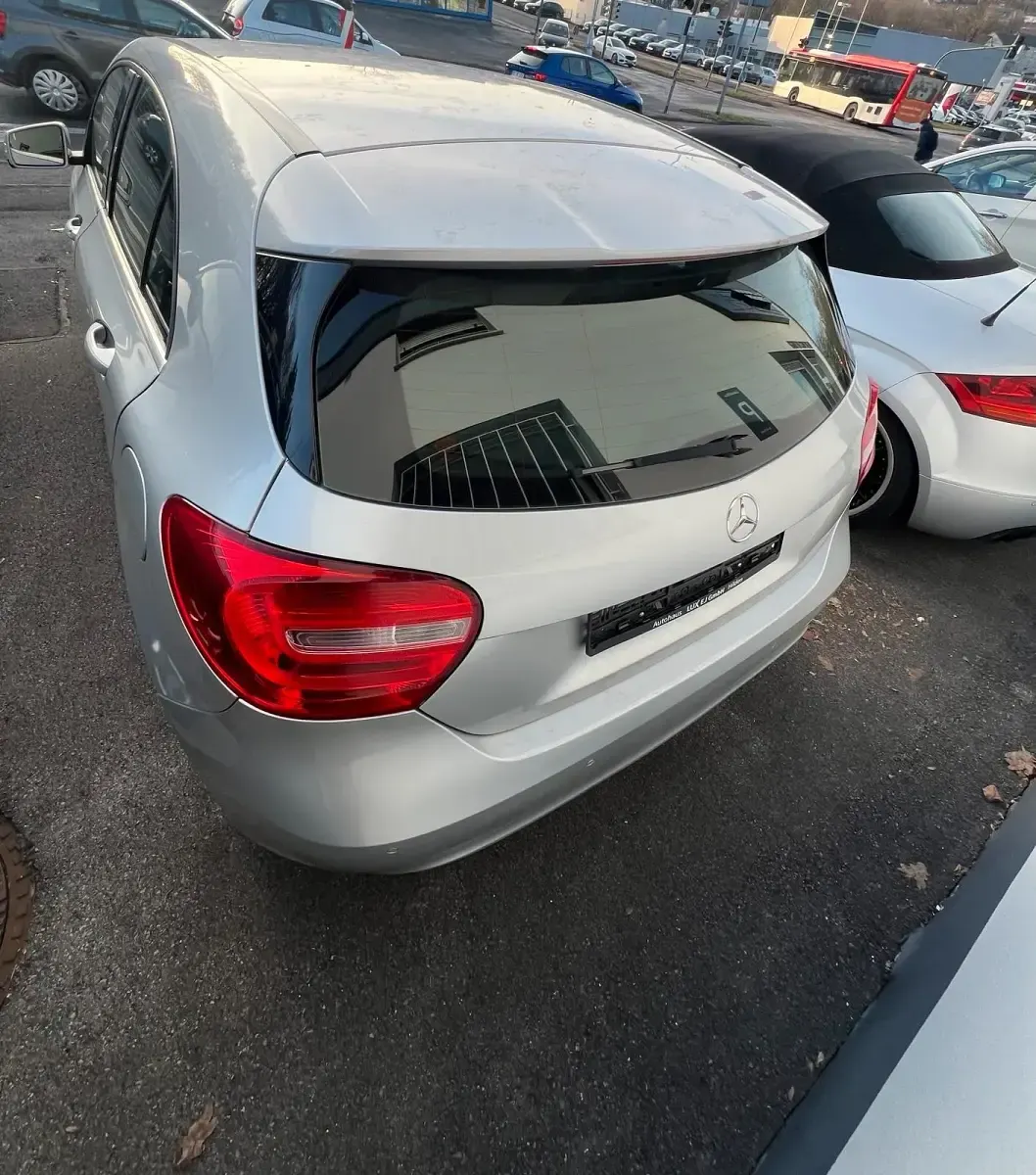 Gebraucht Mercedes A180 122 PS (89 kW) 2015 Silber Limousine