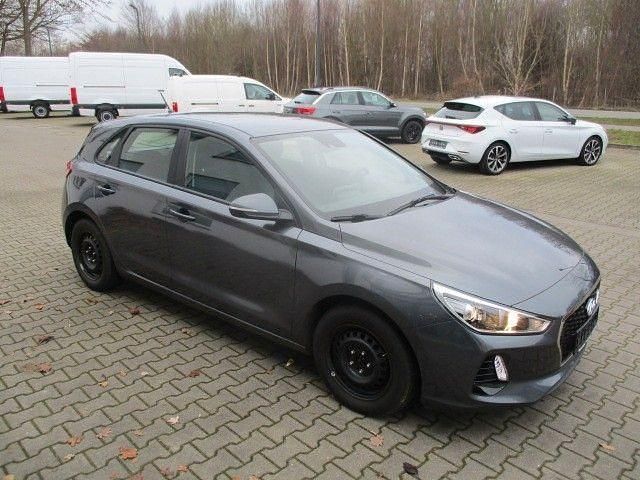 Gebraucht Hyundai i30 Select 101 PS (74 kW) 2017 Grau Limousine
