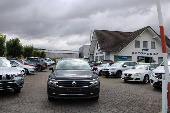 Uranograu/cinza urano Gebraucht 2021 VW Tiguan Life SUV | 29.900 € (Fairer Preis) - Bild 1/4