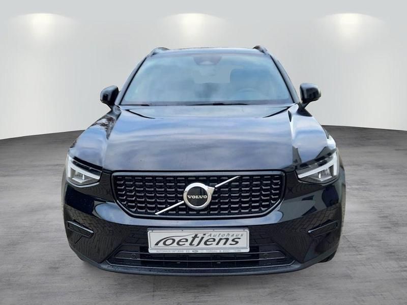 Neu Volvo XC40 Plus 163 PS (119 kW) 2025 Schwarz SUV