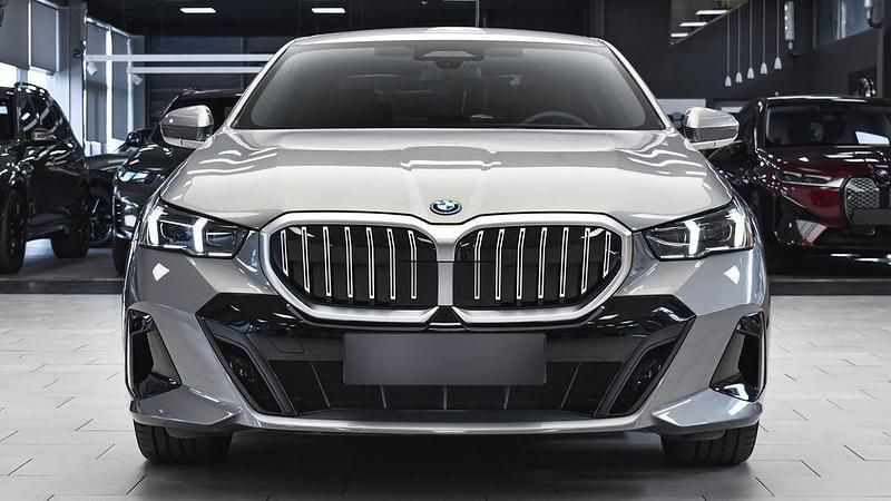 Grau Gebraucht 2024 BMW 550e M Sport Limousine | 82.950 € (Fairer Preis) - Bild 1/4