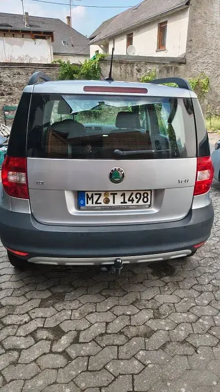 Gebraucht Skoda Yeti Ambition 110 PS (80 kW) 2013 Silber SUV