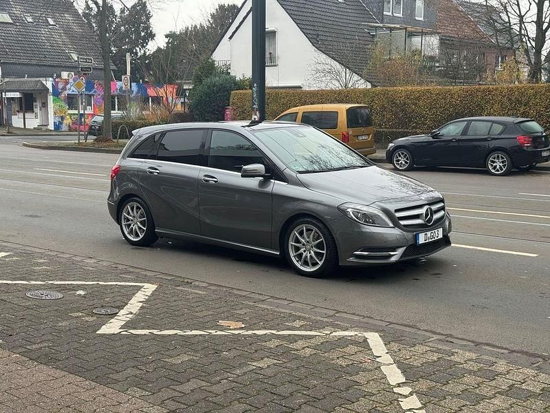Gebraucht Mercedes B250 211 PS (155 kW) 2013 Grau Van / Kleinbus
