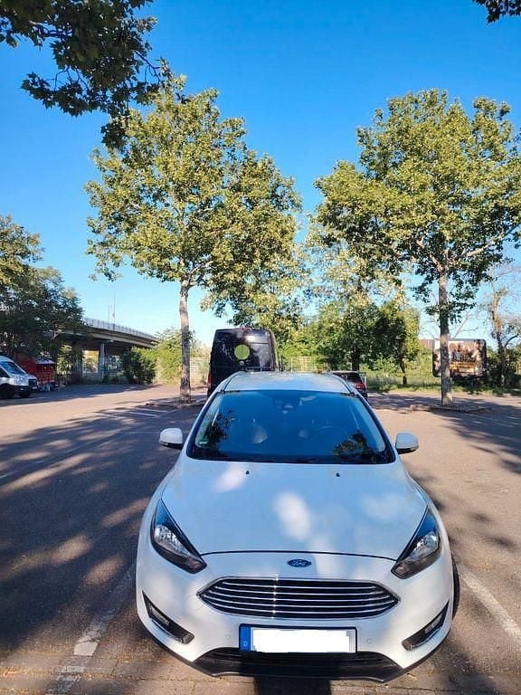 Weiß Gebraucht 2015 Ford Focus Titanium Limousine | 5.600 € (Superpreis) - Bild 1/4