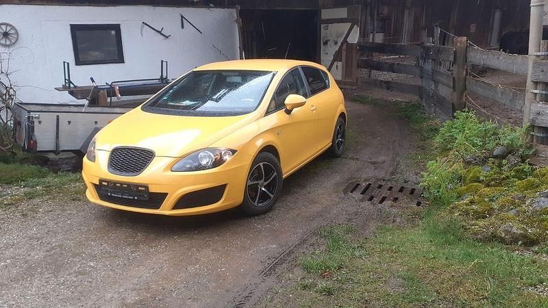 Second-hand Seat Leon Reference 102 CP (75 kW) 2010 Galben Hatchback
