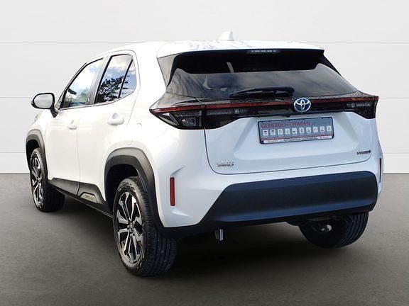 Gebraucht Toyota Yaris Hybrid Team 116 PS (85 kW) 2023 Pure) white ii (weiss Van / Kleinbus