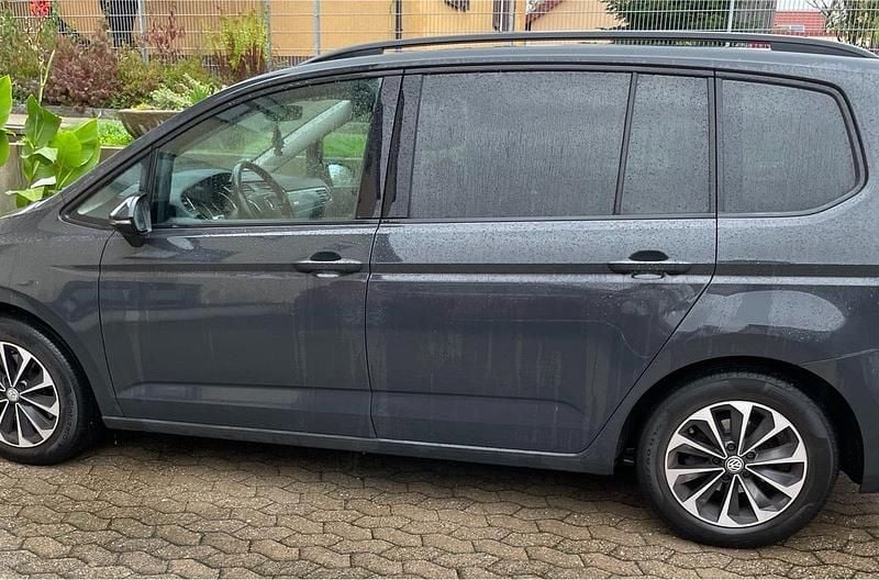Grau Gebraucht 2017 VW Touran Comfortline Van / Kleinbus | 12.500 € (Superpreis) - Bild 1/4