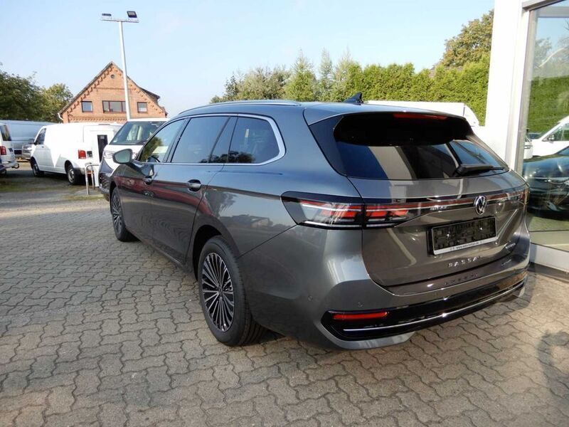 Gebraucht VW Passat Elegance 150 PS (110 kW) 2024 Grau Kombi