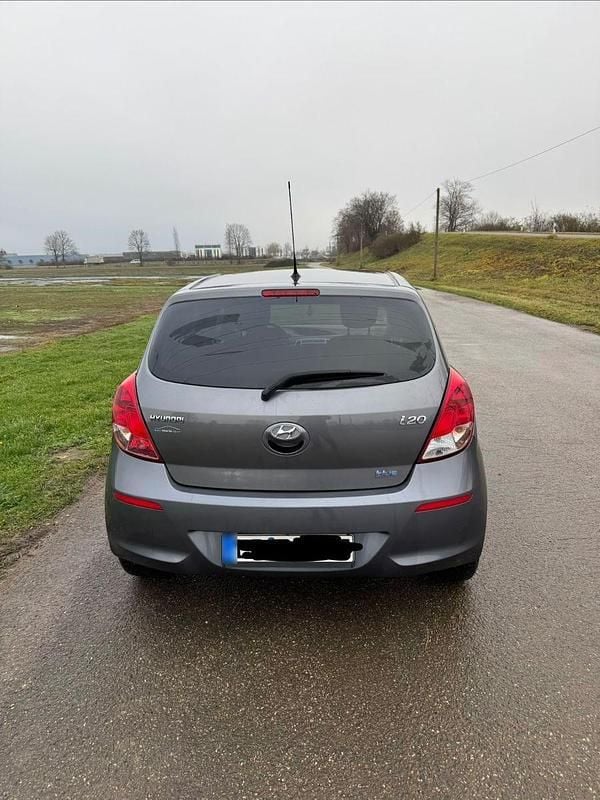 Gebraucht Hyundai i20 Trend 101 PS (74 kW) 2013 Grau Kleinwagen