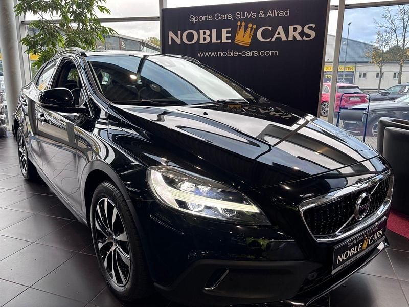 Onyx black (metallic) Gebraucht 2018 Volvo V40 CC Momentum Kombi | 20.990 € (Teuer) - Bild 1/4