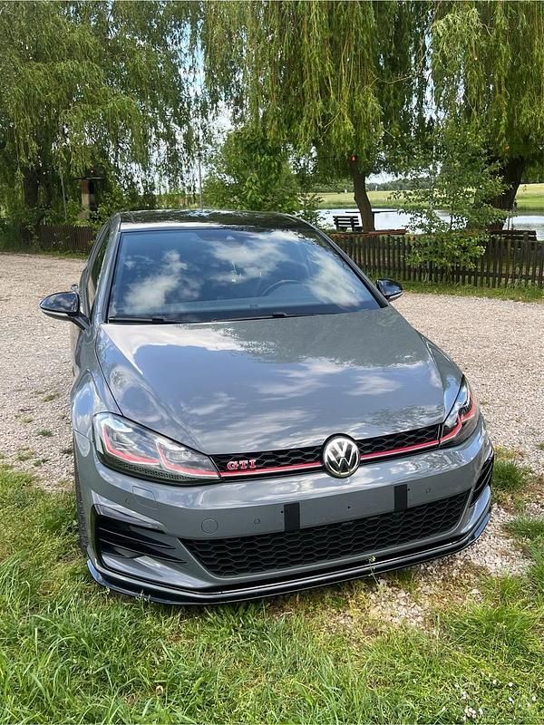 Grau Gebraucht 2019 VW Golf VII Pure Kleinwagen | 29.999 € (Teuer) - Bild 1/4