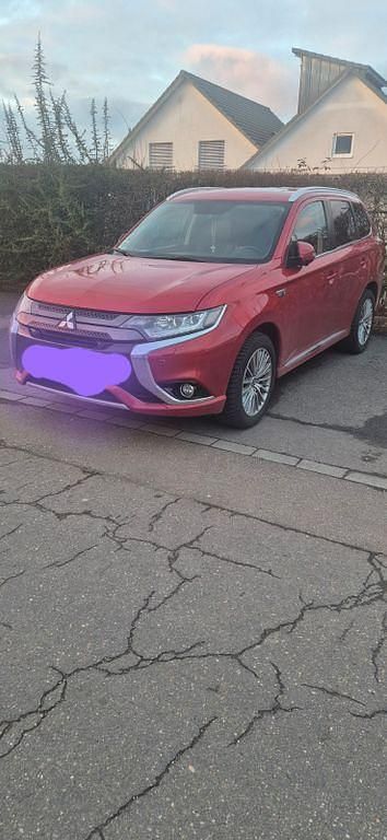 Second-hand Mitsubishi Outlander P-HEV 203 CP (149 kW) 2015 Roșu SUV