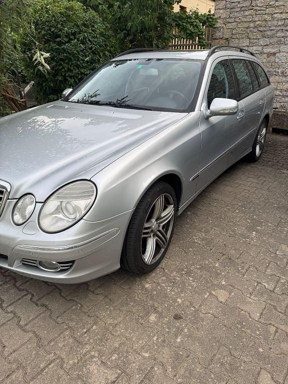 Silber Gebraucht 2009 Mercedes E320 Avantgarde Limousine | 5.500 € (Guter Preis) - Bild 1/4