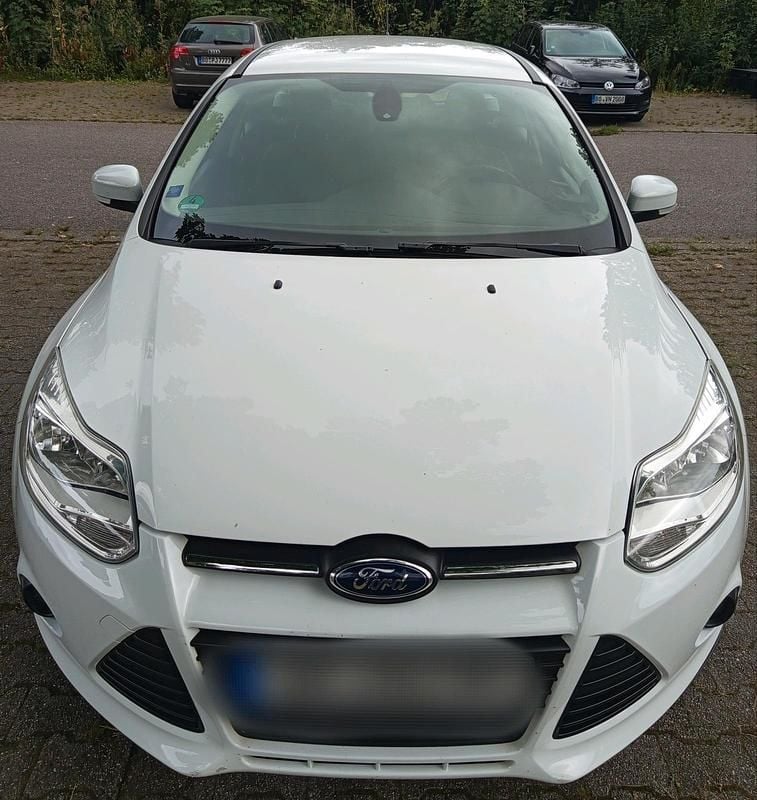 Weiß Gebraucht 2014 Ford Focus Limousine | 3.950 € (Superpreis) - Bild 1/4