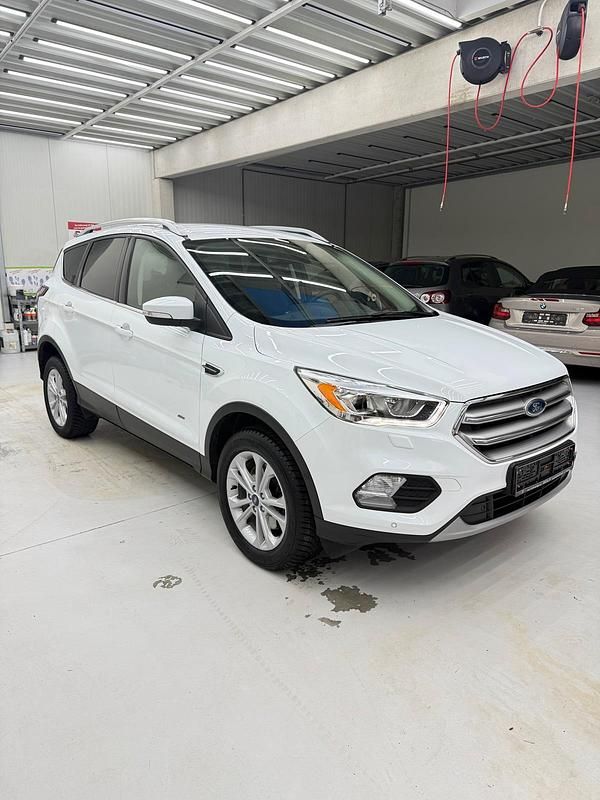 Gebraucht Ford Kuga 150 PS (110 kW) 2017 Weiß SUV