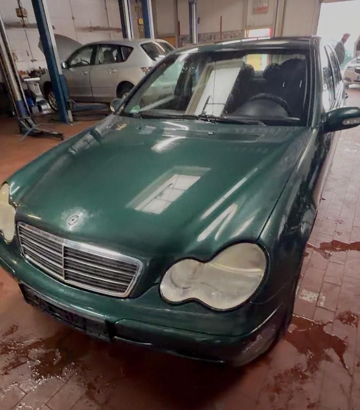 Grün Gebraucht 2001 Mercedes C180 Limousine | 850 € (Superpreis) - Bild 1/4