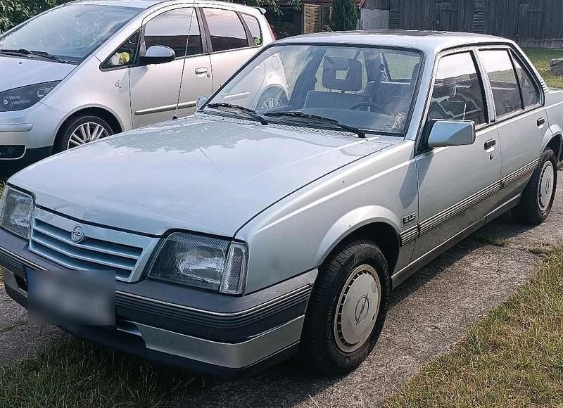 Blau Gebraucht 1988 Opel Ascona Exklusiv Limousine | 2.499 € - Bild 1/4